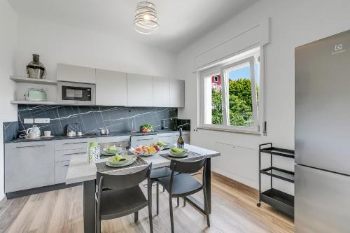 Casa Tramonti: Mountain-View with Terrace Dining - Happy Rentals
