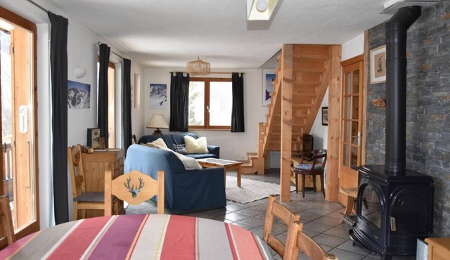 Chalet, 1st floor, terrace, balcony, fireplace or stove, parking, tv, ski locker, 120m²