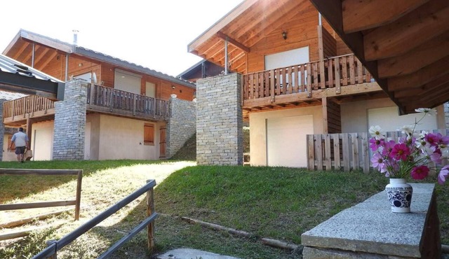 Chalet, 300m from resort center, Ground floor, balcony, parking, tv, ski locker, 100m², La Norma