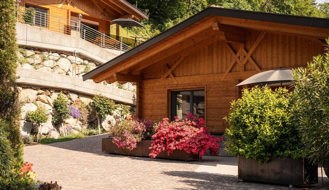 Chalet Azalee: Large Terrace & Sleeping Pods, Pool & Hot Tub for All Guests