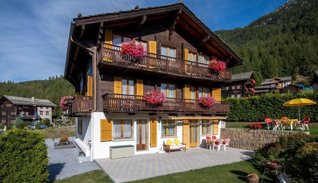 Chalet Ferienwohnungen Schwalbennest Moos Grächen, (Grächen), by Interhome