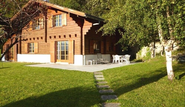 Chalet individuel de 2 étages pour 9 personnes d'une surface estimée à 100m2. Le chalet se situe sur