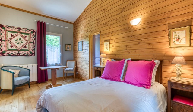 Chambre Madeleine Guest Room with Shared Pool, Shared Terrace, and Wi-Fi
