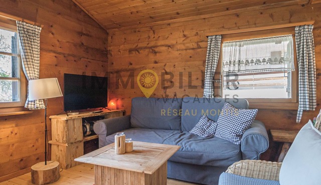 Charmant chalet, à deux pas du village et du bus navette, idéal pour 4 personnes. Très belle vue, or