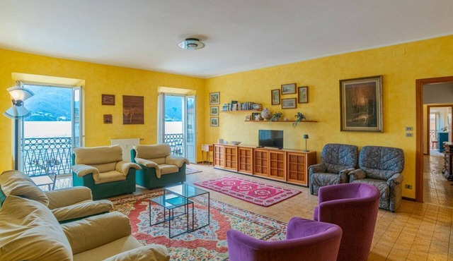 Charming 170 sqm apartment, perfect for 6 people, located on the second floor of a building with an elevator (not wheelchair accessible).The property is located in the heart of Dongo (in the restricted traffic zone), a renowned town on the western shore