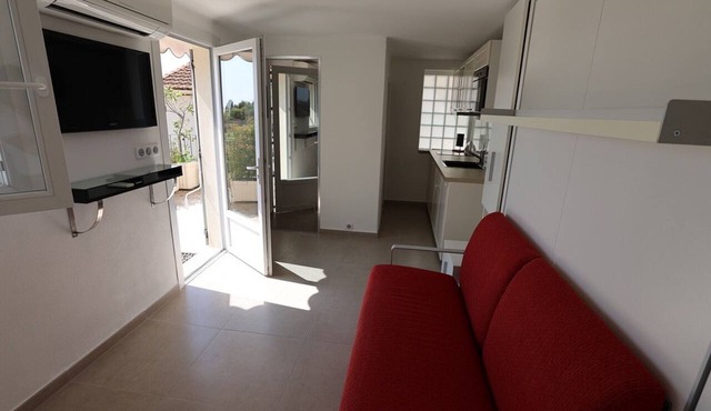 Charming renovated studio with terrace, air conditioning and free WiFi