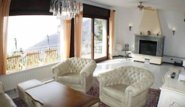 Charming vacation home with panoramic views of Lake Maggiore in Trarego