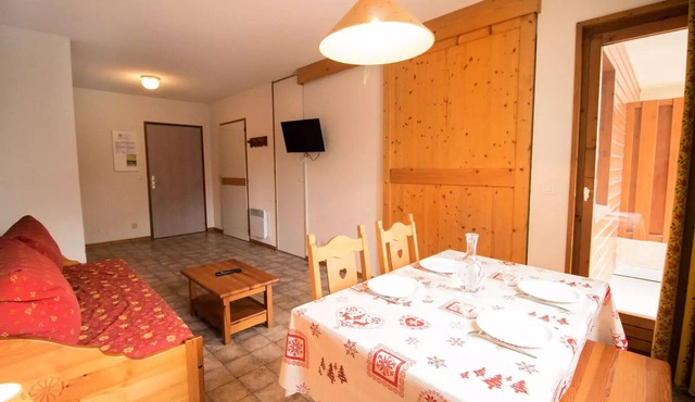 COM318M: Apartment in a quiet neighborhood near the free shuttle buses and the swimming pool