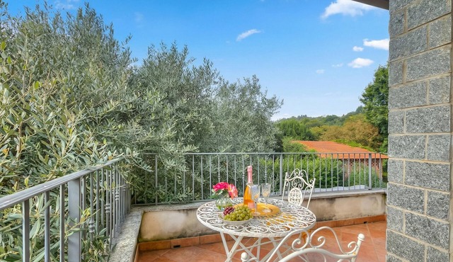 Connie's Apartment Modern 2BR, Private garden, Mountain Views in Monvalle, Monvalle, Italy