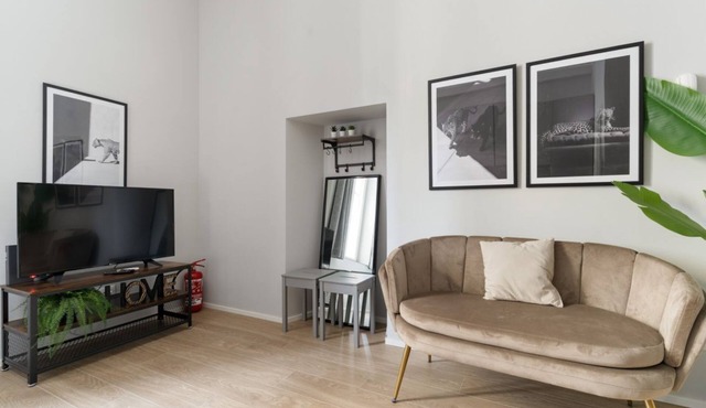 Cozy 37m2 studio apartment, perfect for two people, located on the ground floor of a building (1 step to access).The accommodation is located a stone's throw from Crescenzago and the M2 metro stop of the same name, making it strategically ideal for reach