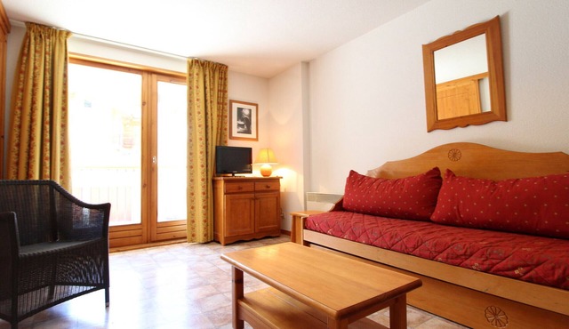 Cozy apt for 6, village center, near slopes, parking, WiFi