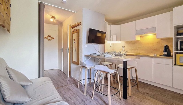 Cozy Studio in Les Menuires - Ski-In/Out with Balcony and Parking