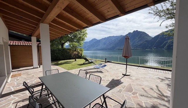 Directly on the lake with garden