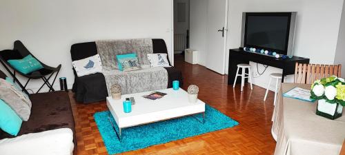 EXCEPTIONNEL "A NOUS PARIS" ! Spacieux - Calme - Balcon - Wifi - Netflix - Parking in Rueil-Malmaison
