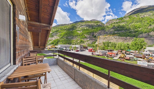 Family-Friendly Apartment Near Brig & Mountains
