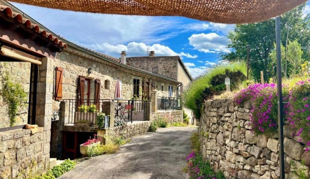 Gîte "La Cabane" with Shared Garden and Wi-Fi