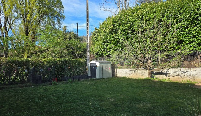 ground-floor accommodation: sleeps 10 (3 bedrooms and 2 sofa beds in the living room)