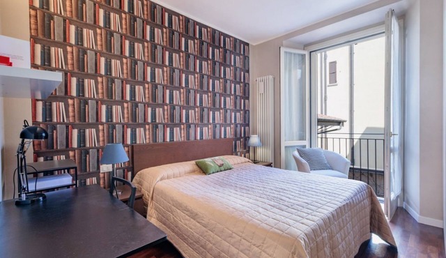 GuestHost - Charming apartment of about 45 sqm, able to accommodate 3 people, located on the second floor of a period building with elevator.The property is located in the lower part of Bergamo, in a central and well-served area, convenient for reaching