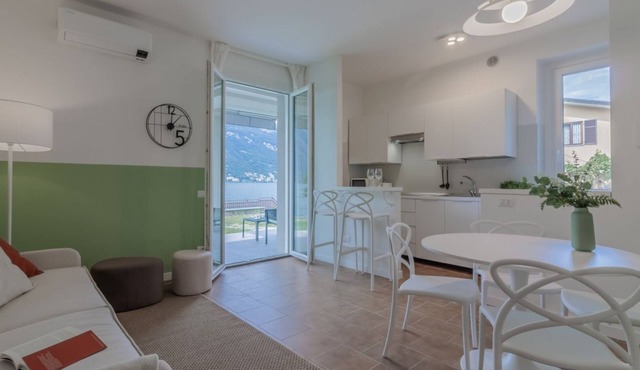 GuestHost - Comfortable 70 sqm apartment, perfect for a stay of two people, located on the ground floor of a building with lake views.The property is located in Lezzeno (Frazione Carvagnana), an area full of services and equipped with every comfort.The a
