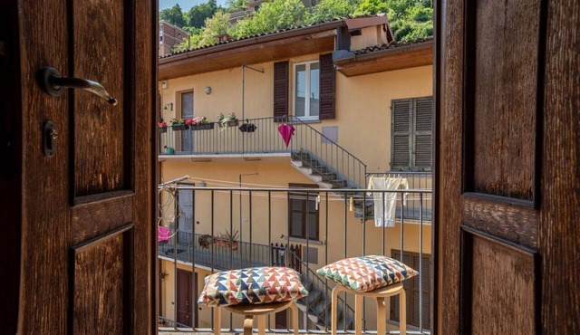 GuestHost - Cozy, completely renovated 47sqm apartment located on the 3rd floor of a building WITHOUT elevator. The apartment is accessed via an external balcony overlooking the quiet internal courtyard.The accommodation is located in an excellent locati