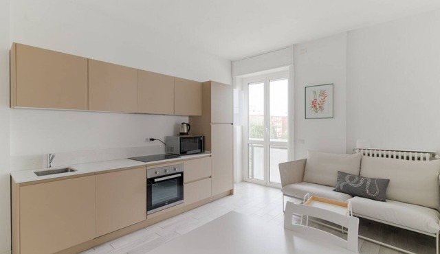 GuestHost - Elegant 45 sqm studio apartment, ideal for two, located on the fifth floor of a building with elevator (NOT suitable for people with disabilities). The property is in the Maggiolina district, known for its elegant villas, parks, and tree-line