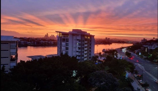 Hamilton Riverview Apt | Balcony & Pool in Hamilton