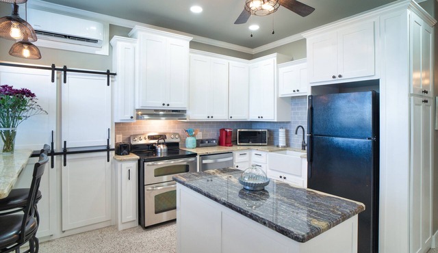 Hidden Hideaway with a View (Close to I-40/City) - Safe & Away from the Hotels in Amarillo