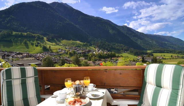 Holiday Apartment "Hahndl" with Mountain View, Wi-Fi, Garden & Balcony