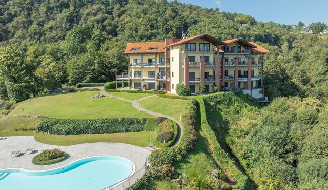 L'AIRONE flat whit pool and lake view