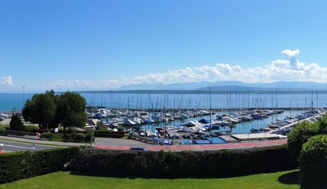 Lakeside unfurnished 5 bedroom, 3 bathroom house short let 4 to 6 months.