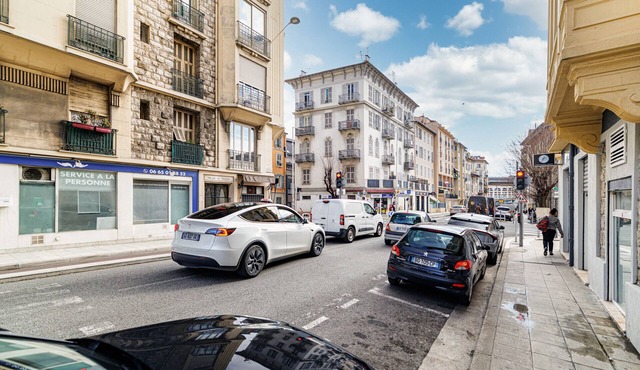 Large 2 Bdr City Center close to Train Station
