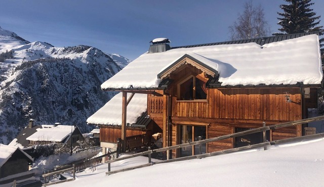 Large, comfortable chalet, quiet location, beautiful view, sauna, whirlpool bath in Valloire