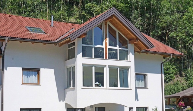 Lovely apartment for 10 guests with WIFI, TV, patio, pets allowed and parking