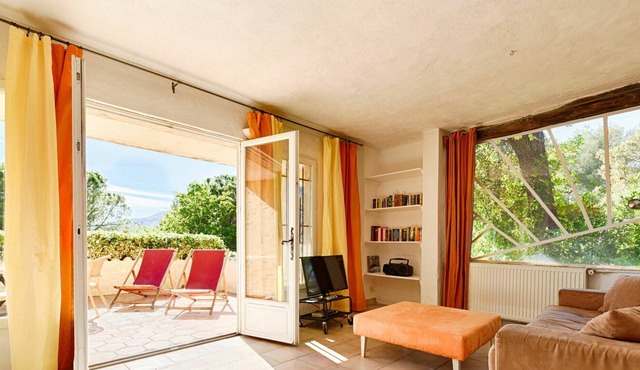 Lovely apartment in villa for 4 guests with pool, WIFI, TV, terrace, pets allowed and parking