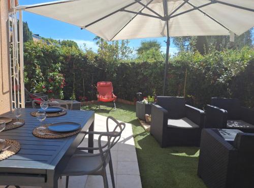 Lovely apartment with private garden and a swimming-pool