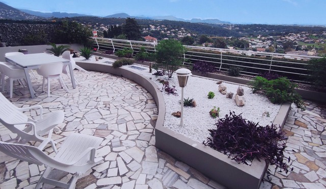 Luxurious T2 with 62m2 terrace, magnificent unobstructed sea and mountain views.