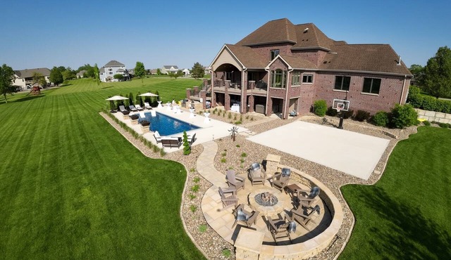 Luxury Estate: Golf & Multi Sport Simulator, Heated Pool, Sleeps 20+, Hot Tub, Basketball Court in Granger