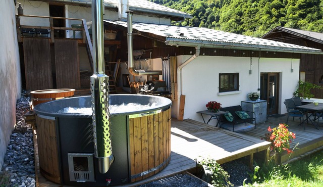Luxury Ski/summer Chalet, sleeps 14. Ski 100 meters. ⛷️ “Grand Massif” ski range