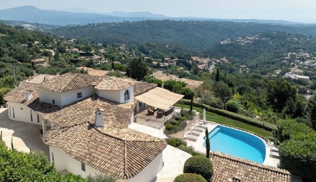 Luxury villa nestled a few minutes from Saint-Paul-de-Vence panoramic view