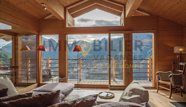 Magnifique chalet idéalement situé juste au-dessus du centre du village. Il possède une vue panorami