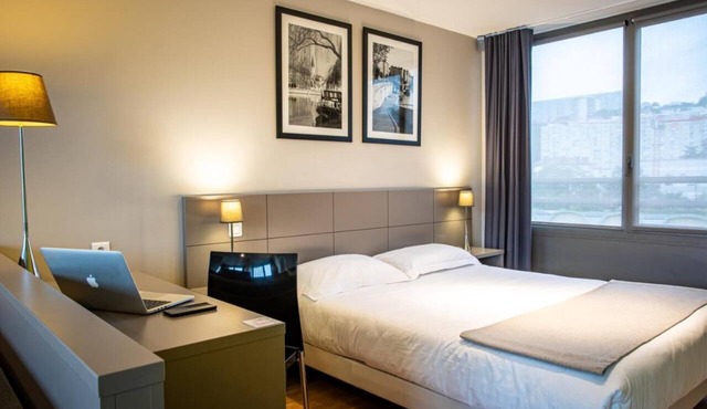 Modern Executive Suite With Spacious Lounge Near Downtown Lyon