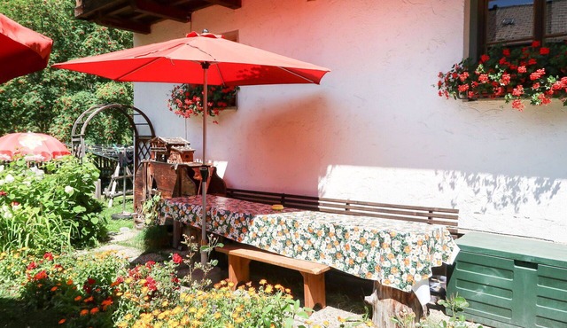 Nice apartment in villa for 4 people with WIFI, TV, patio and pets allowed