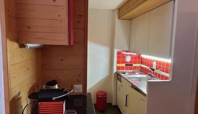 Outside: 2.5-room apartment, located on the 3rd floor (with elevator) of a building in the center of