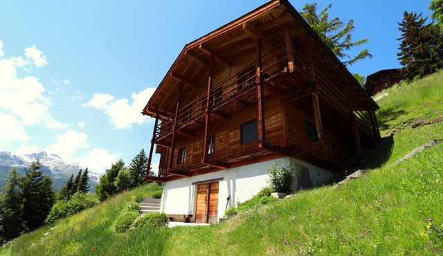 Outside: Beautiful cozy cottage for 6 to 8 people with a splendid view. Bright and spacious -inside:
