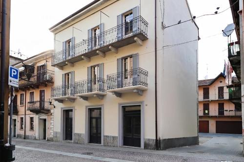 Palazzotto Manzoni Civico 6, in centro a due passi dal lago