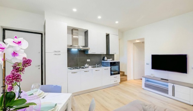 Patty Apartment in Laveno Center & Walk-to-Lake, Laveno Mombello, Italy