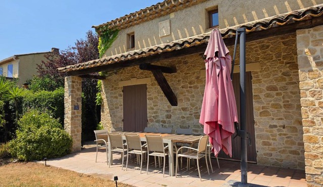 Provençal farmhouse and pool - 4 bedrooms - up to 10 people