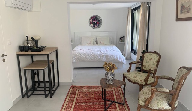 Quiet studio near RER station, 15 minutes from Champs-Elysées and Arc de Triomphe in Rueil-Malmaison