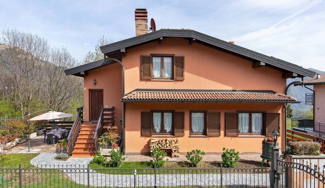 Relaxing Attic Retreat with Mountain View, Private Terrace, and Wi-Fi