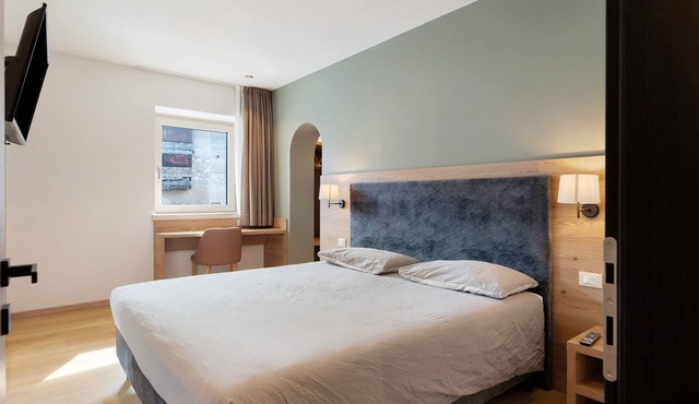 Ribes Two-Room Apartment: Private Garden and Modern Comfort